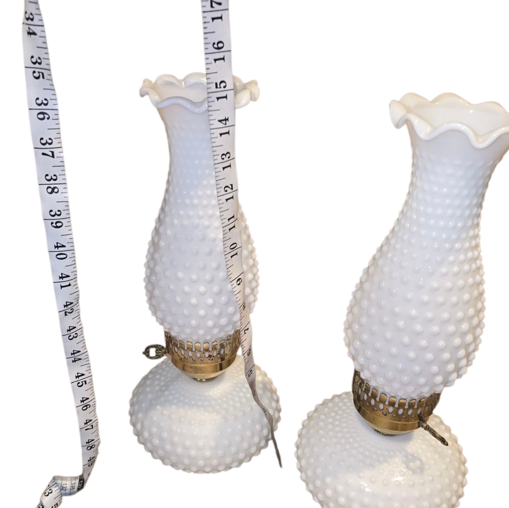 VINTAGE MILK GLASS AND ELECTRIC Pair BOUDOIR LAMPS MILK GLASS‎ HOBNAIL CHIMNEY - Picture 5 of 14